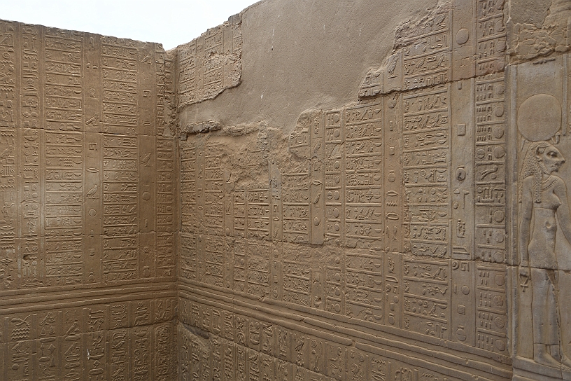 44 MAK_6365.jpg - Infatti il tempio è dedicato a tre divinità tra cui Khonsu dio che misurava il passare del tempo. Il suo nome significa Viaggiatore riferendosi al viaggio della luna attraverso il cielo notturno.